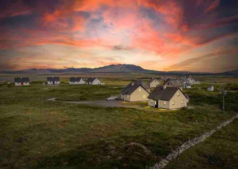 Pink Cottage Ballyconneely Exterior photo